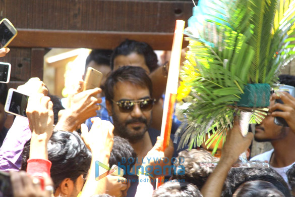 ajay devgn meets his fans on his birthday 3
