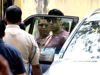 Akshay Kumar snapped meeting Farhan Akhtar and Ritesh Sidhwani on sets of 'Padman' in Bandra