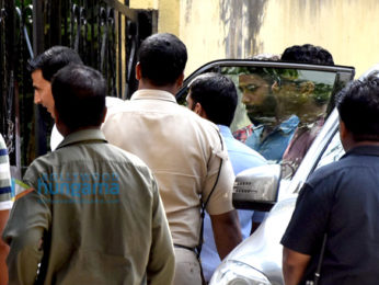 Akshay Kumar snapped meeting Farhan Akhtar and Ritesh Sidhwani on sets of 'Padman' in Bandra