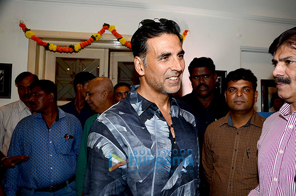 akshay kumar unveils k vijay kumars book veerappan chasing the brigand 4