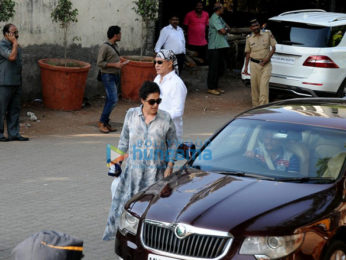 Celebrities attend the last rites of Vinod Khanna in Worli
