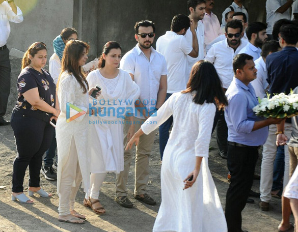 celebrities attend the last rites of vinod khanna in worli 11