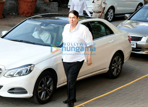 celebrities attend the last rites of vinod khanna in worli 14