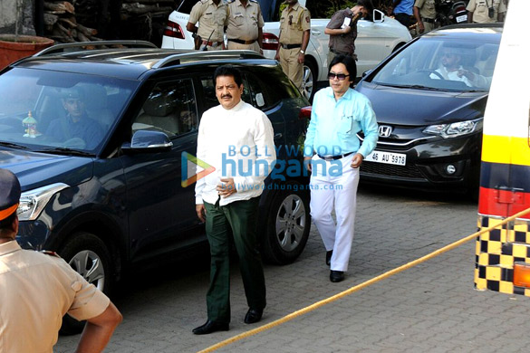 celebrities attend the last rites of vinod khanna in worli 16