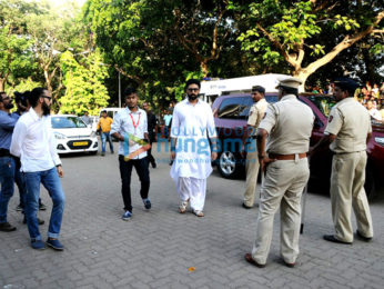 Celebrities attend the last rites of Vinod Khanna in Worli