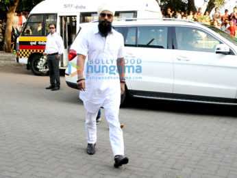 Celebrities attend the last rites of Vinod Khanna in Worli