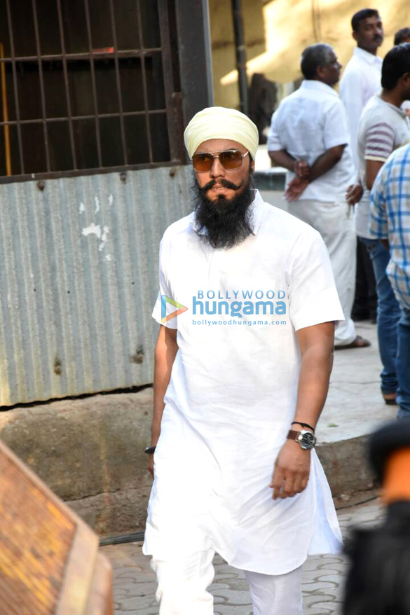 celebrities attend the last rites of vinod khanna in worli 20