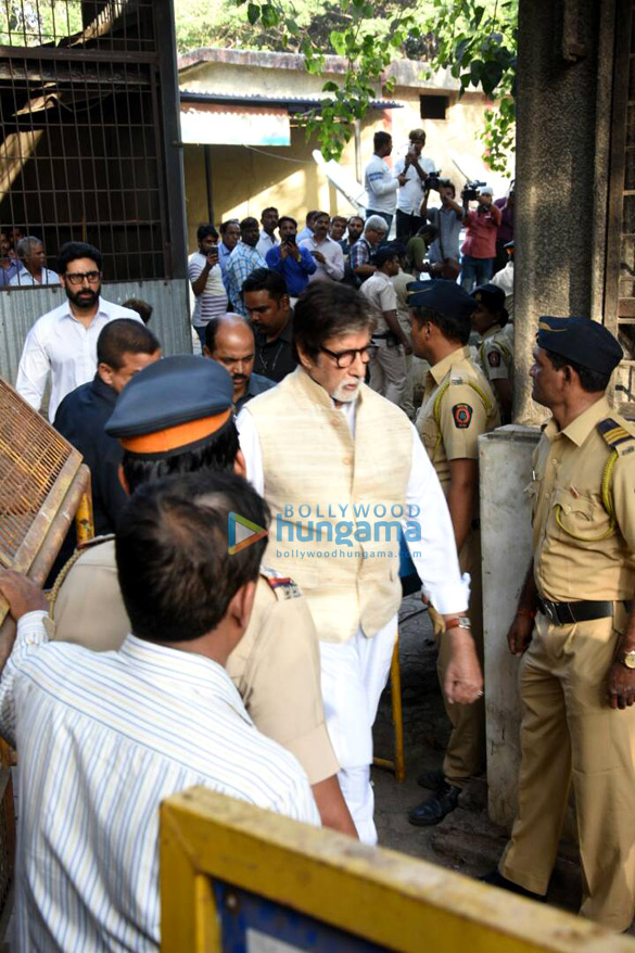 celebrities attend the last rites of vinod khanna in worli 23