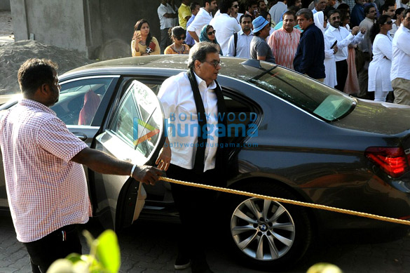 celebrities attend the last rites of vinod khanna in worli 9