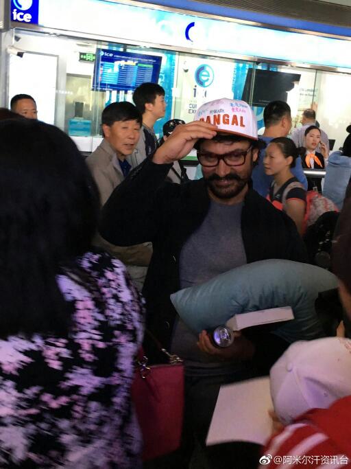 check out aamir khan gets a grand welcome in china as he goes there to promote dangal 1