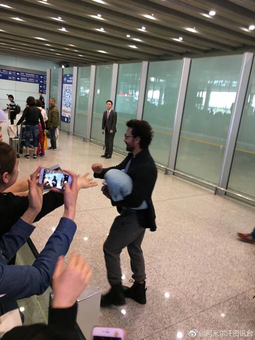 check out aamir khan gets a grand welcome in china as he goes there to promote dangal 2