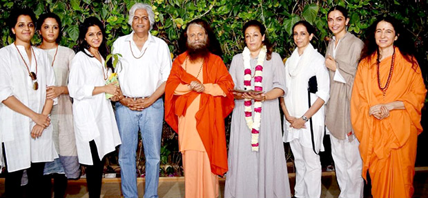 deepika padukone performs ganga aarti in rishikesh 2