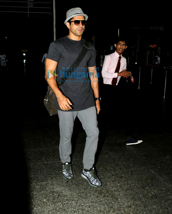 farhan akhtar snapped at the airport 3