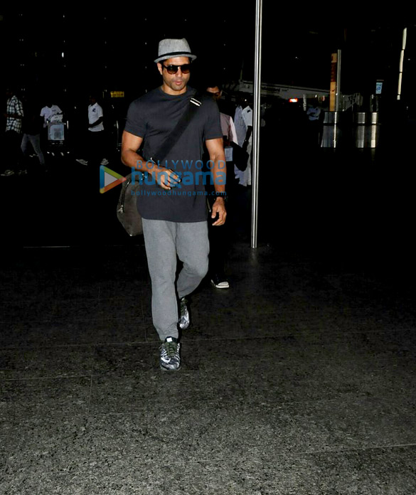 farhan akhtar snapped at the airport 6