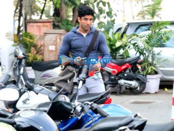 Farhan Akhtar snapped post his gym session in Bandra