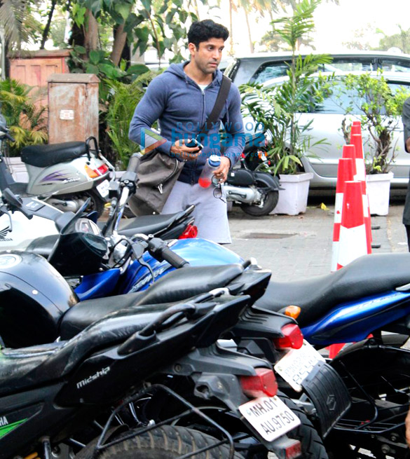 farhan akhtar snapped post his gym session in bandra 2