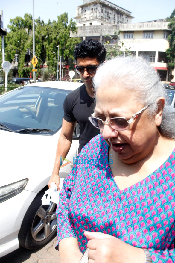 farhan akhtar takes mom honey irani out for lunch in bandra 2