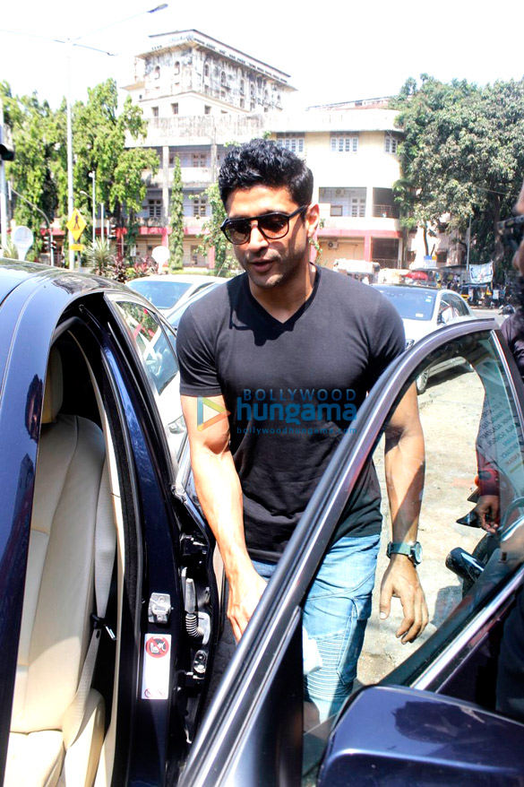 farhan akhtar takes mom honey irani out for lunch in bandra 4