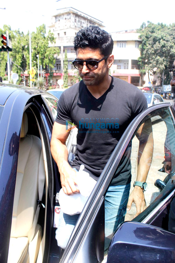farhan akhtar takes mom honey irani out for lunch in bandra 5