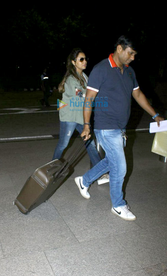 gauri khan departs for london 5