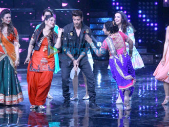 Hrithik Roshan on the sets of Nach Baliye with Sonakshi Sinha