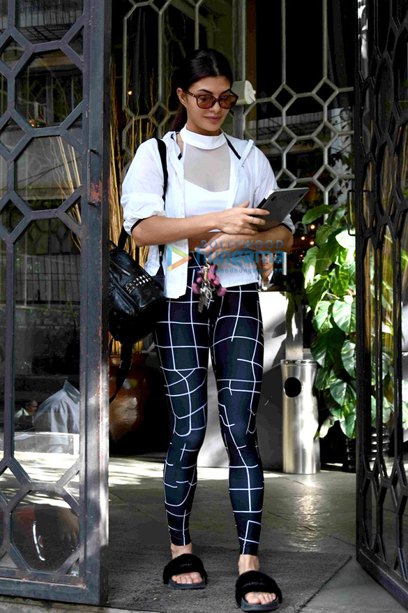 jacqueline fernandez esha gupta aditya roy kapoor snapped in bandra 4
