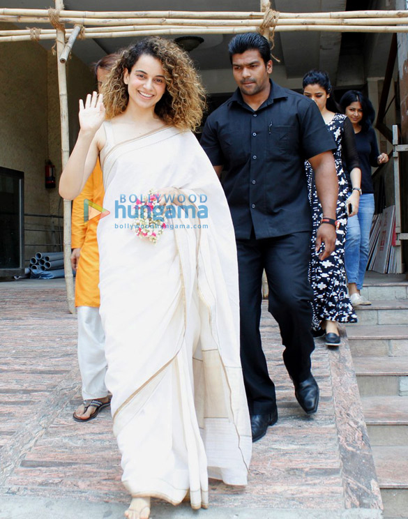 Kangna Ranaut snapped post Navratro pooja at her stylist friend Ami Patel’s house