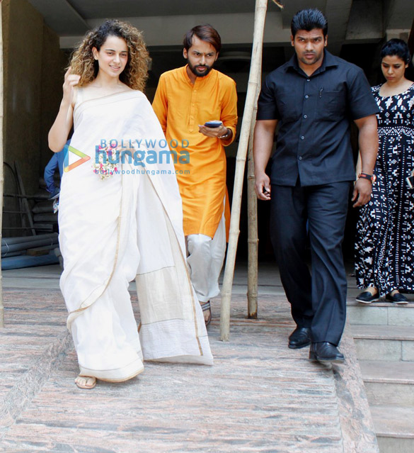 kangna ranaut snapped post navratro pooja at her stylist friend ami patels house2