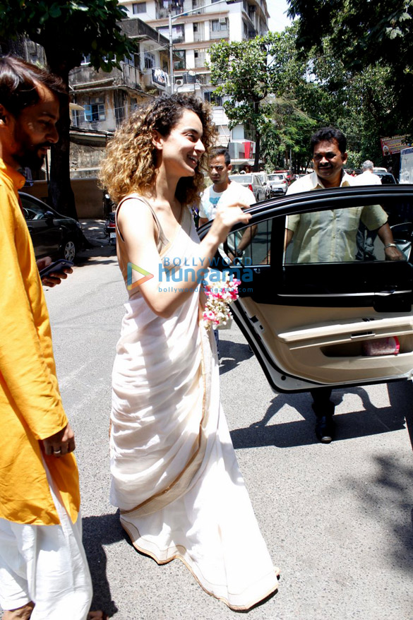 kangna ranaut snapped post navratro pooja at her stylist friend ami patels house6