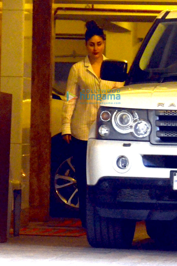 kareena kapoor khan snapped below her home in bandra 3