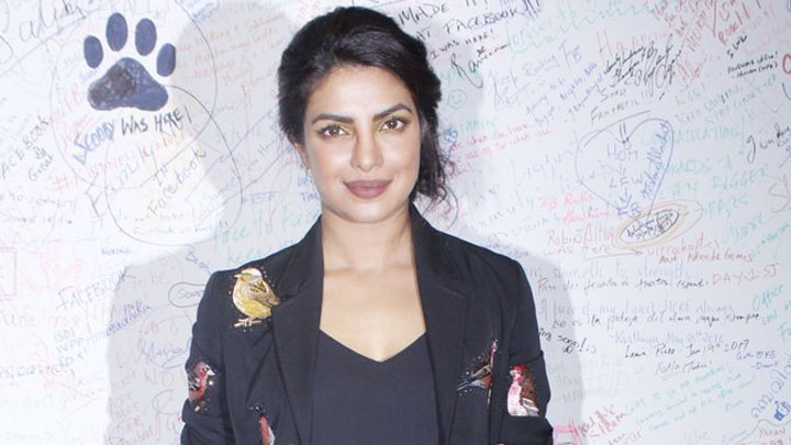 Priyanka Chopra Recreates Mujhse Shaadi Karogi Magic With Her Fans Priyanka Chopra Recreates Mujhse Shaadi Karogi Magic With Her Fans