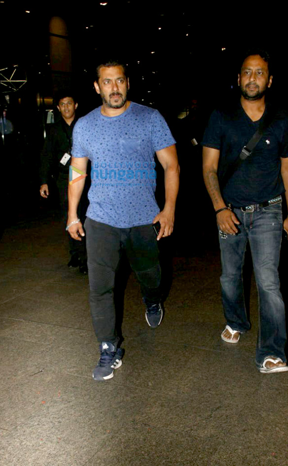 salman khan and family arrives back from maldives post celebrating ahils first birthday 7
