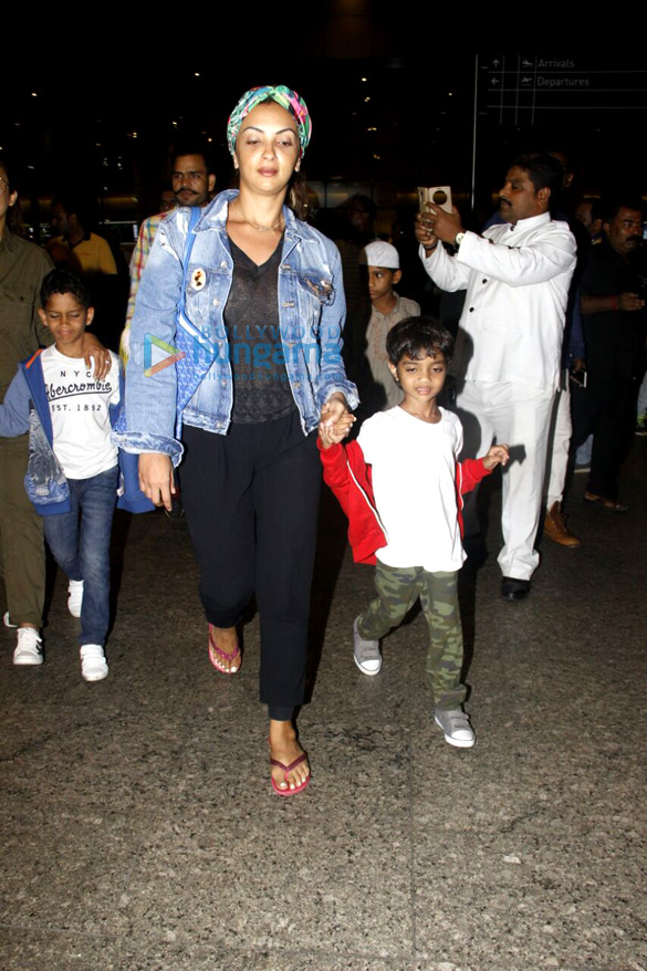 salman khan and family arrives back from maldives post celebrating ahils first birthday 9