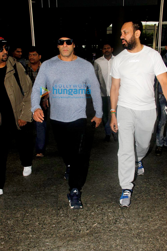 Salman Khan returns from Da-bangg Tour Concert in New Zealand Salman Khan returns from Da-bangg Tour Concert in New Zealand