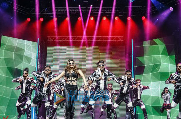 salman khan team perform at da bangg tour concert in melbourne 33 4