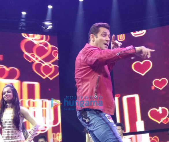 salman team perform at da bangg tour concert 12
