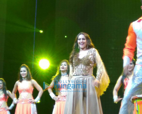 salman team perform at da bangg tour concert 6