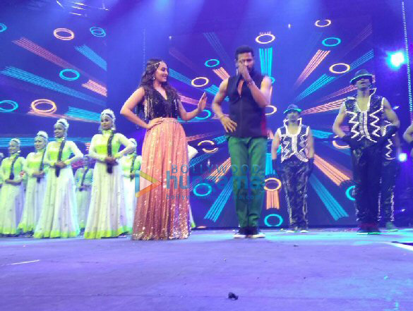 salman team perform at da bangg tour concert 7