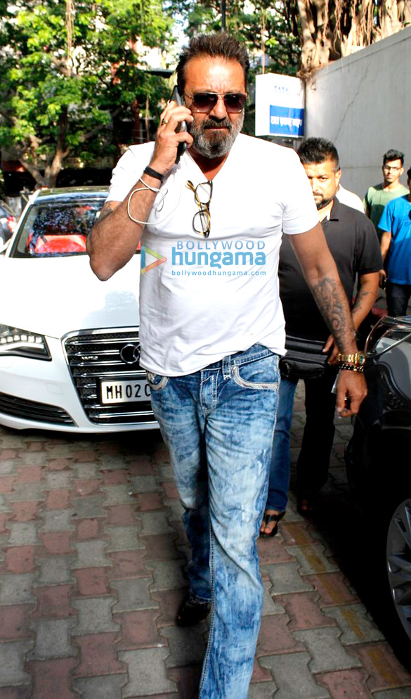 sanjay dutt snapped at vishesh films office 4