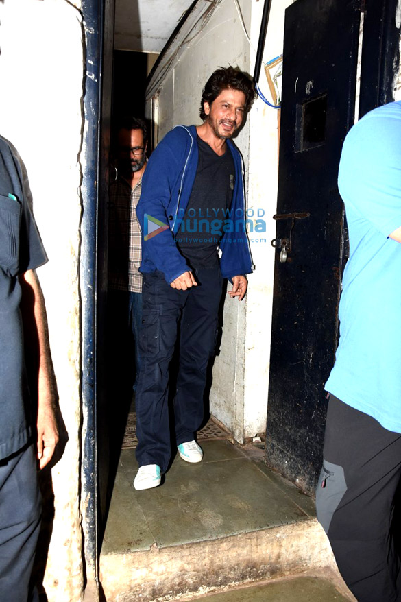 shah rukh khan anand l rai snapped post dinner at olive 1