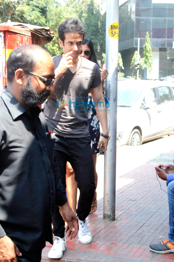 tusshar kapoor snapped with a mystery girl at bastian 4