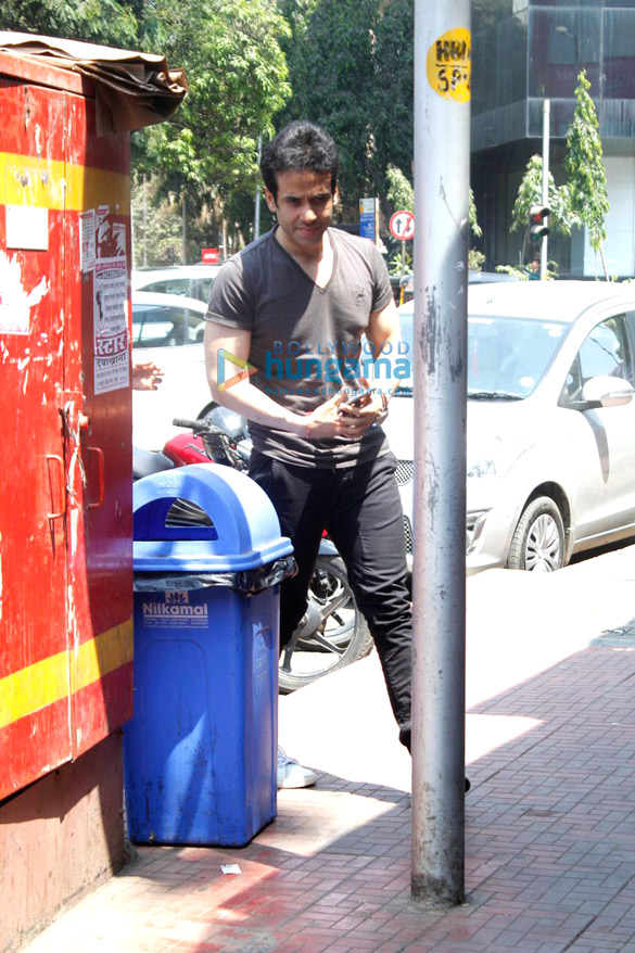 tusshar kapoor snapped with a mystery girl at bastian 6