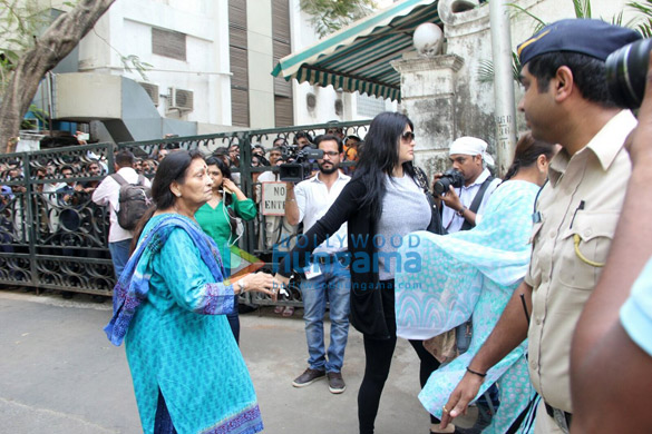 vinod khannas wife brother and other family members snapped as the late actors body arrives home 2