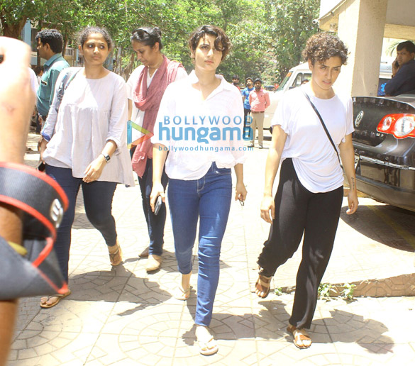 aamir khan kiran rao kajol and others attend reema lagoos funeral 4