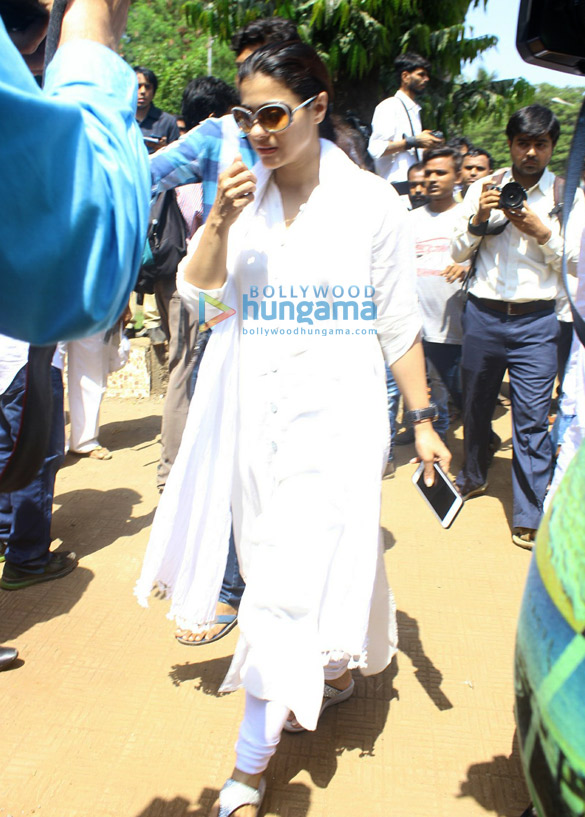 aamir khan kiran rao kajol and others attend reema lagoos funeral 7