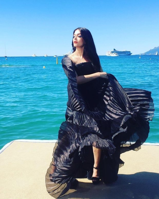 Aishwarya Rai Bachchan is a beauty in black -4