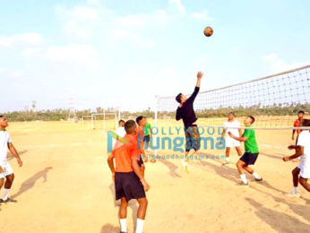 Akshay Kumar snapped playing volley ball with Indian Navy men near INS Hamla