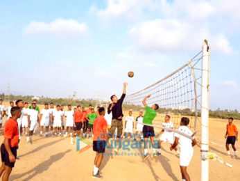 Akshay Kumar snapped playing volley ball with Indian Navy men near INS Hamla
