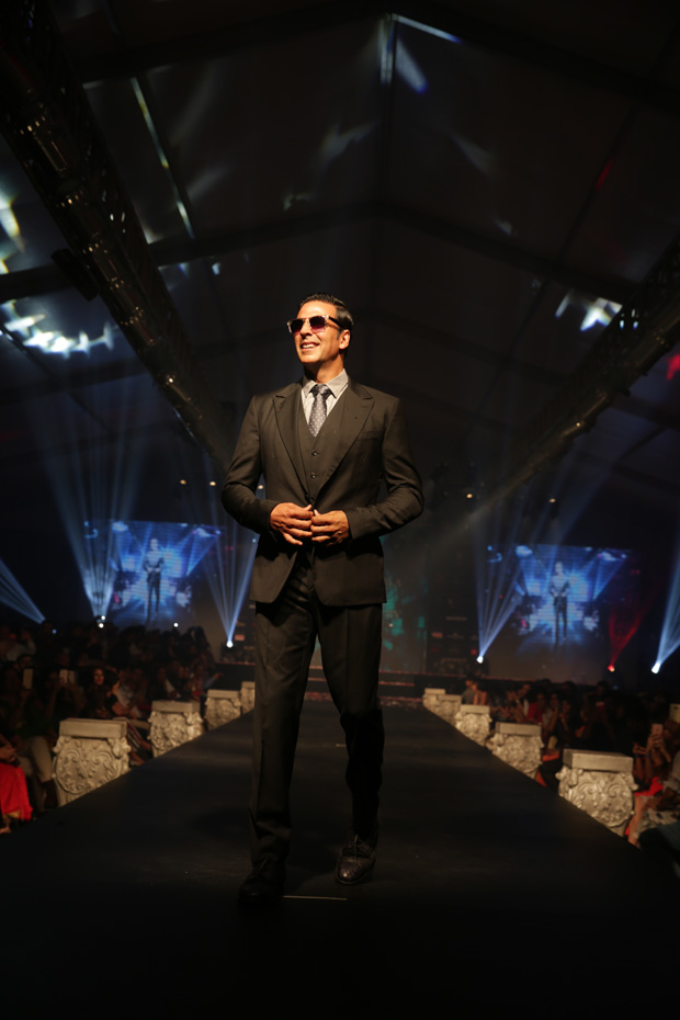 Akshay Kumar walks the ramp and this is the stunt he did to entertain the  audience! : Bollywood News - Bollywood Hungama