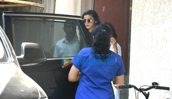 Alia Bhatt snapped in Bandra Alia Bhatt snapped in Bandra